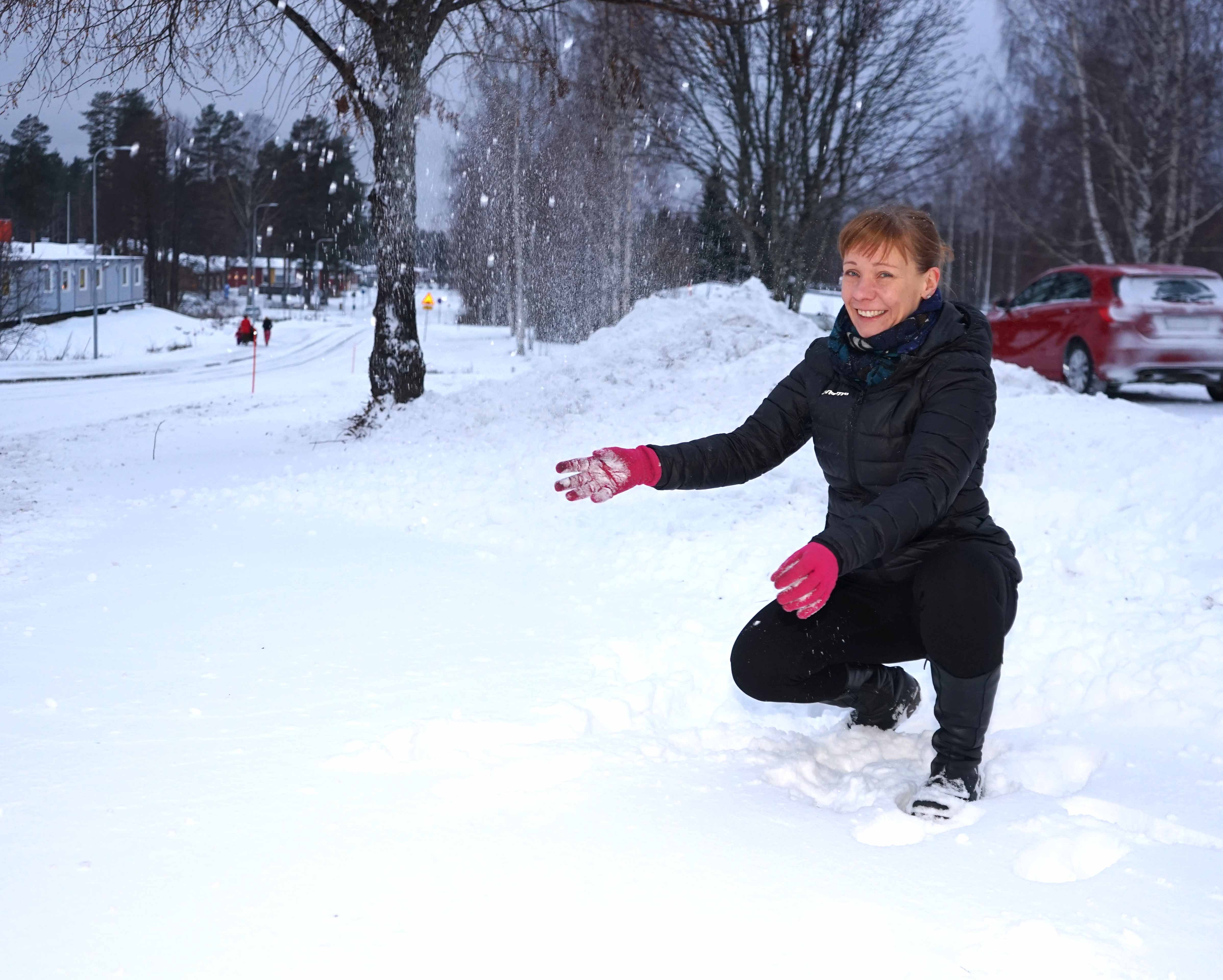 Vapaa-aikapäällikkö heittää lunta ilmaan.