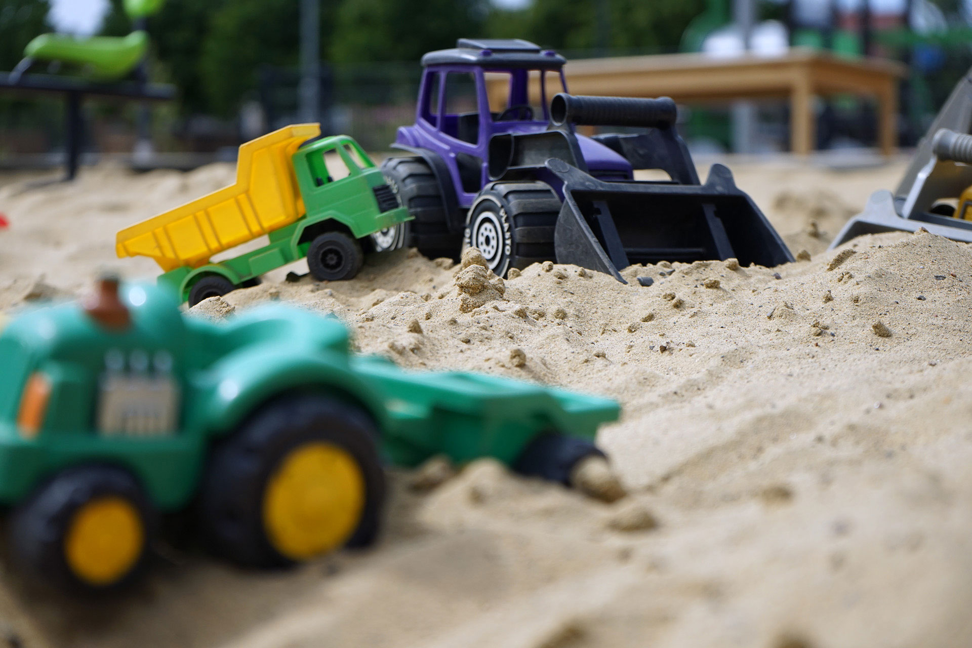 Traktorit hiekkalaatikossa